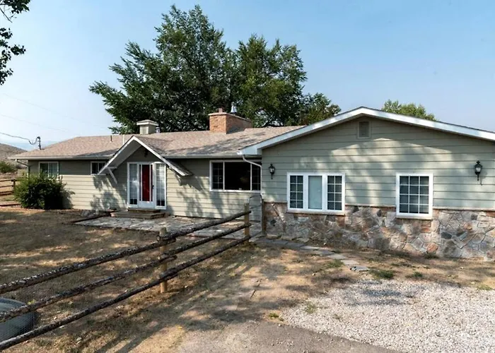 Spacious Dual-home Mountain Escape With Hot Tub And Creek Views Near Trails In Lander, Wyoming
