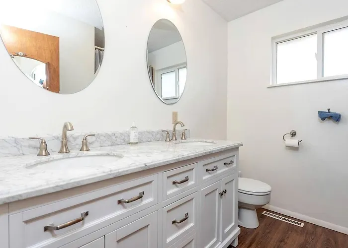 Spacious Dual-home Mountain Escape With Hot Tub And Creek Views Near Trails In Lander, Wyoming Holiday home *