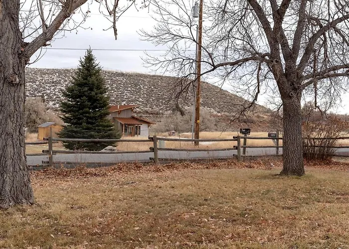 Spacious Dual-home Mountain Escape With Hot Tub And Creek Views Near Trails In Lander, Wyoming Lander